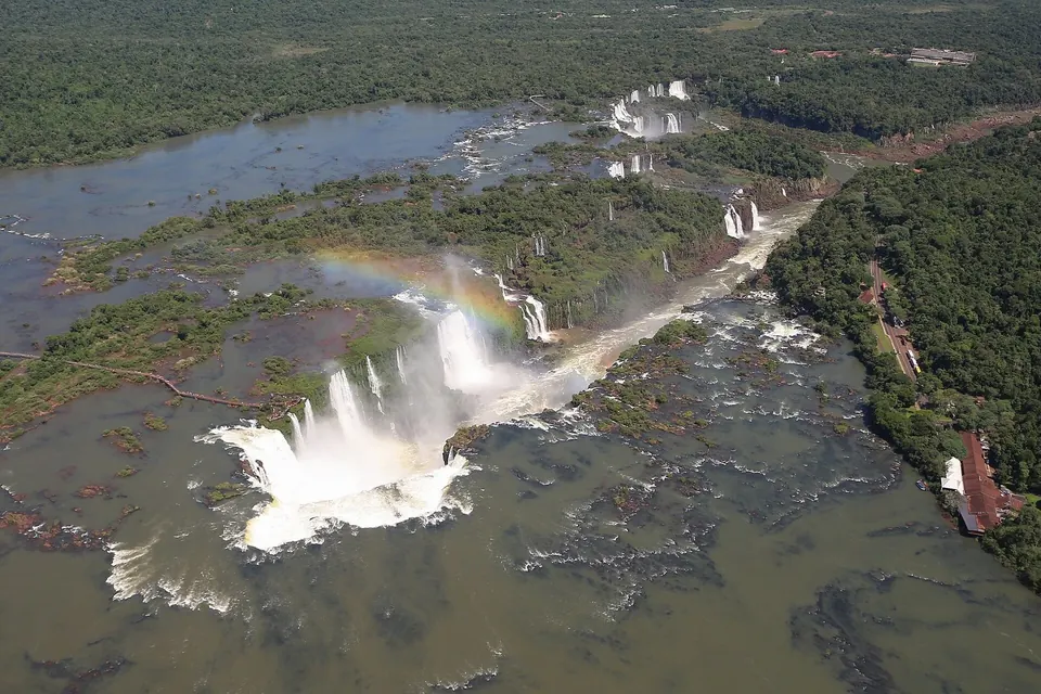 Vista aérea de la Garganta del Diablo, en las Cataratas del Iguazú, rodeada de selva