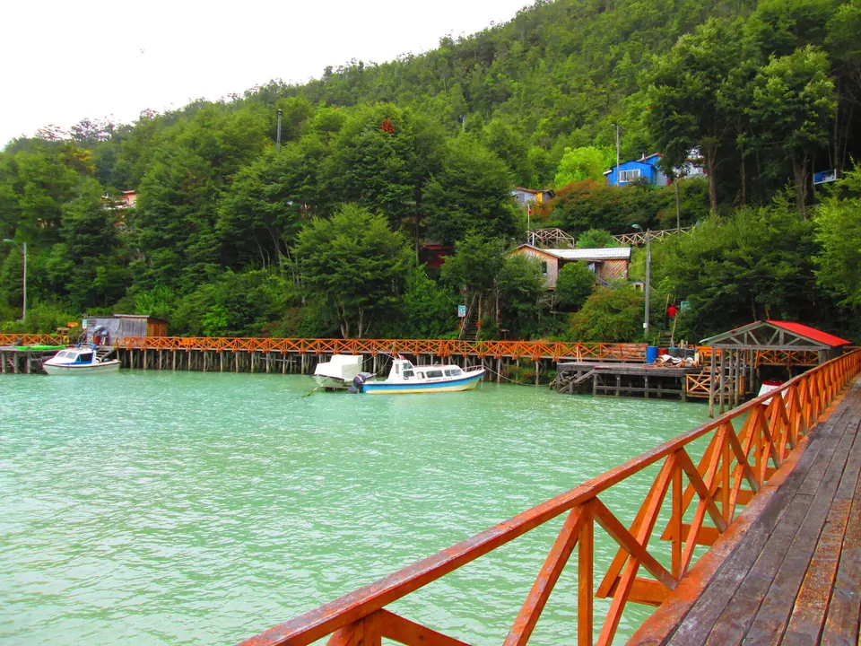 Pasarelas de madera sobre las aguas turquesa de Caleta Tortel