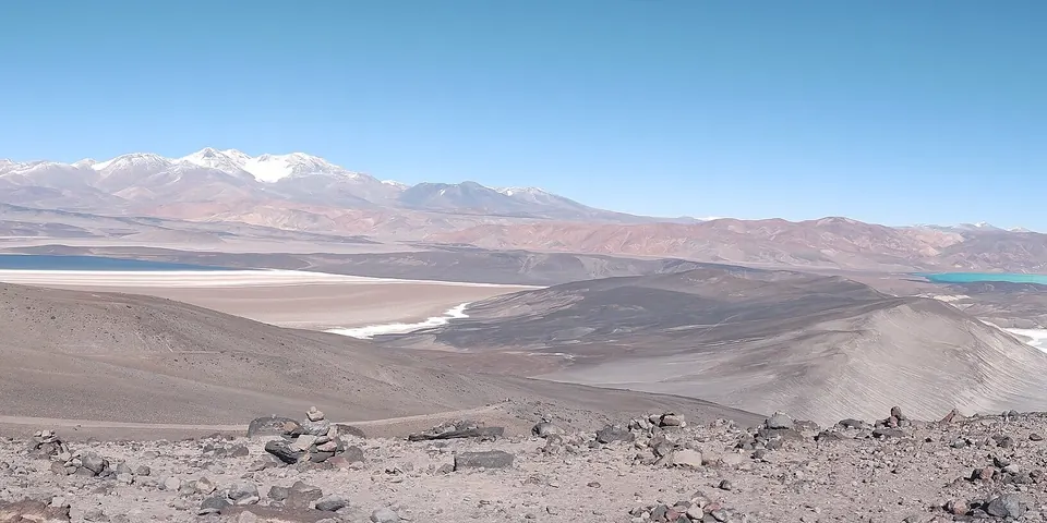 Vista desde el Balcón del Pissis: lagunas de altura y el macizo del Monte Pissis