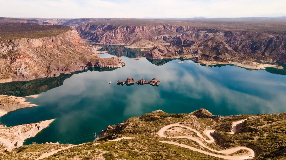 Vista aérea del Cañón del Atuel y su embalse, en San Rafael