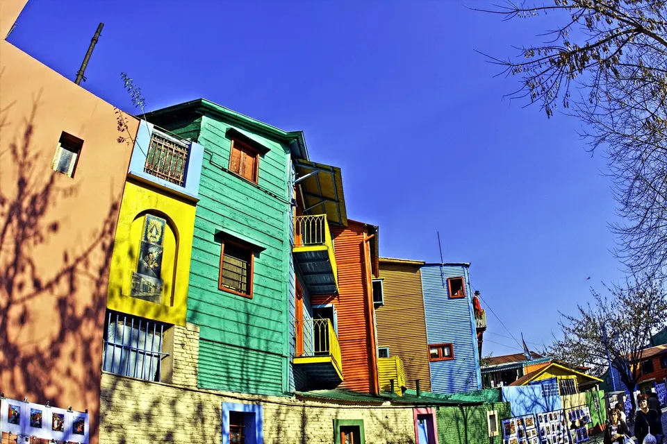 Casas de chapa pintadas de colores en Caminito, La Boca