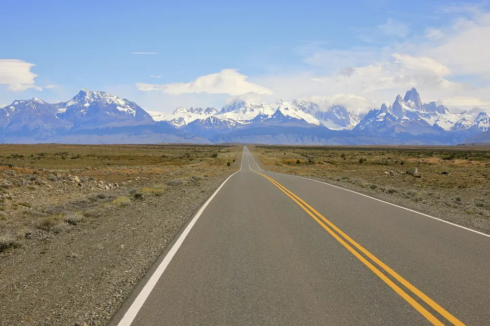 Ruta recta hacia El Chaltén, con el cerro Fitz Roy al fondo