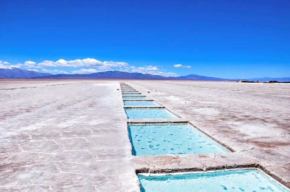 Piletones de extracción de sal en las Salinas Grandes